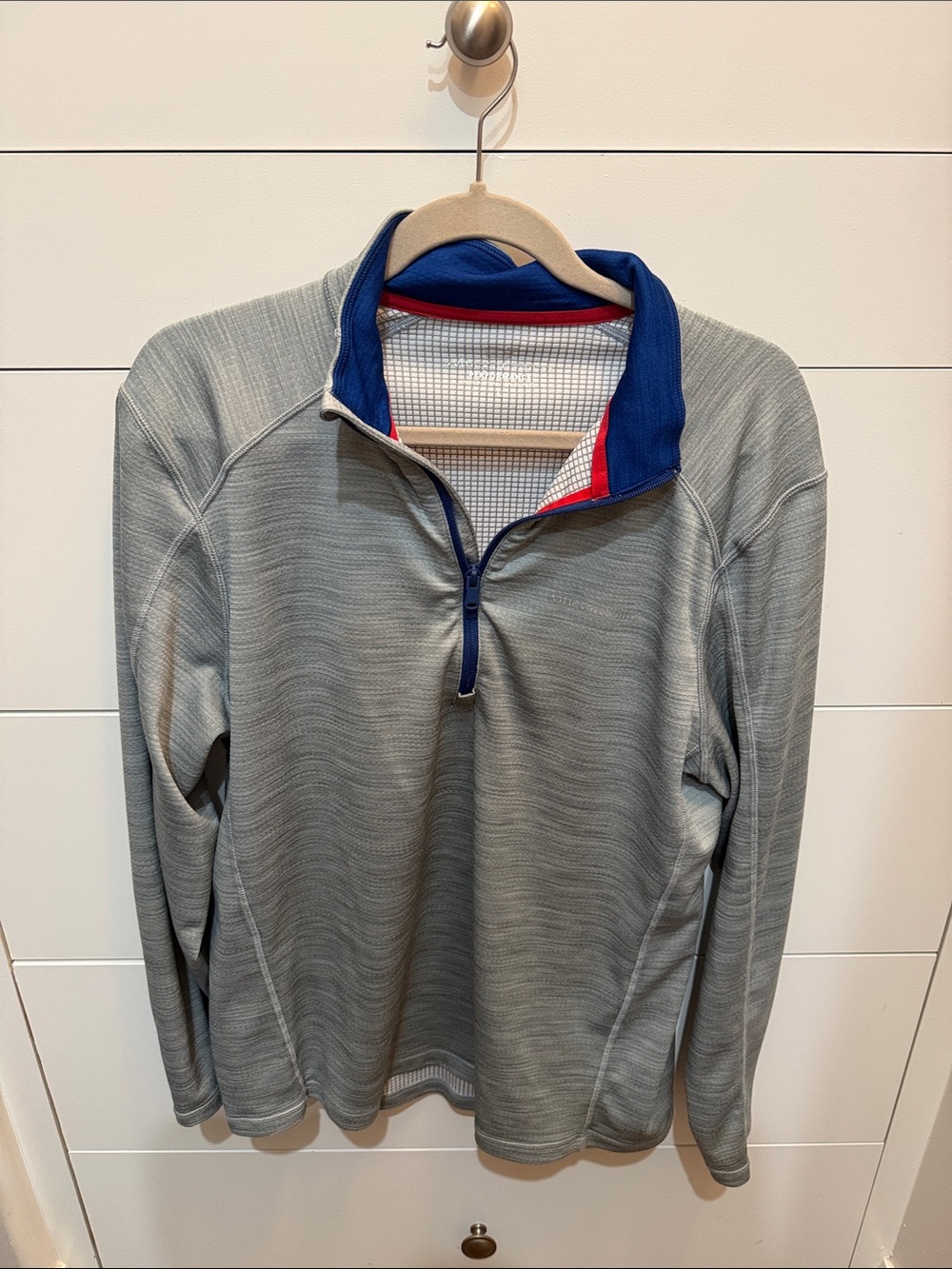 Vineyard Vines Men's Gray Quarter-Zip Pullover with Blue Collar and Red Trim